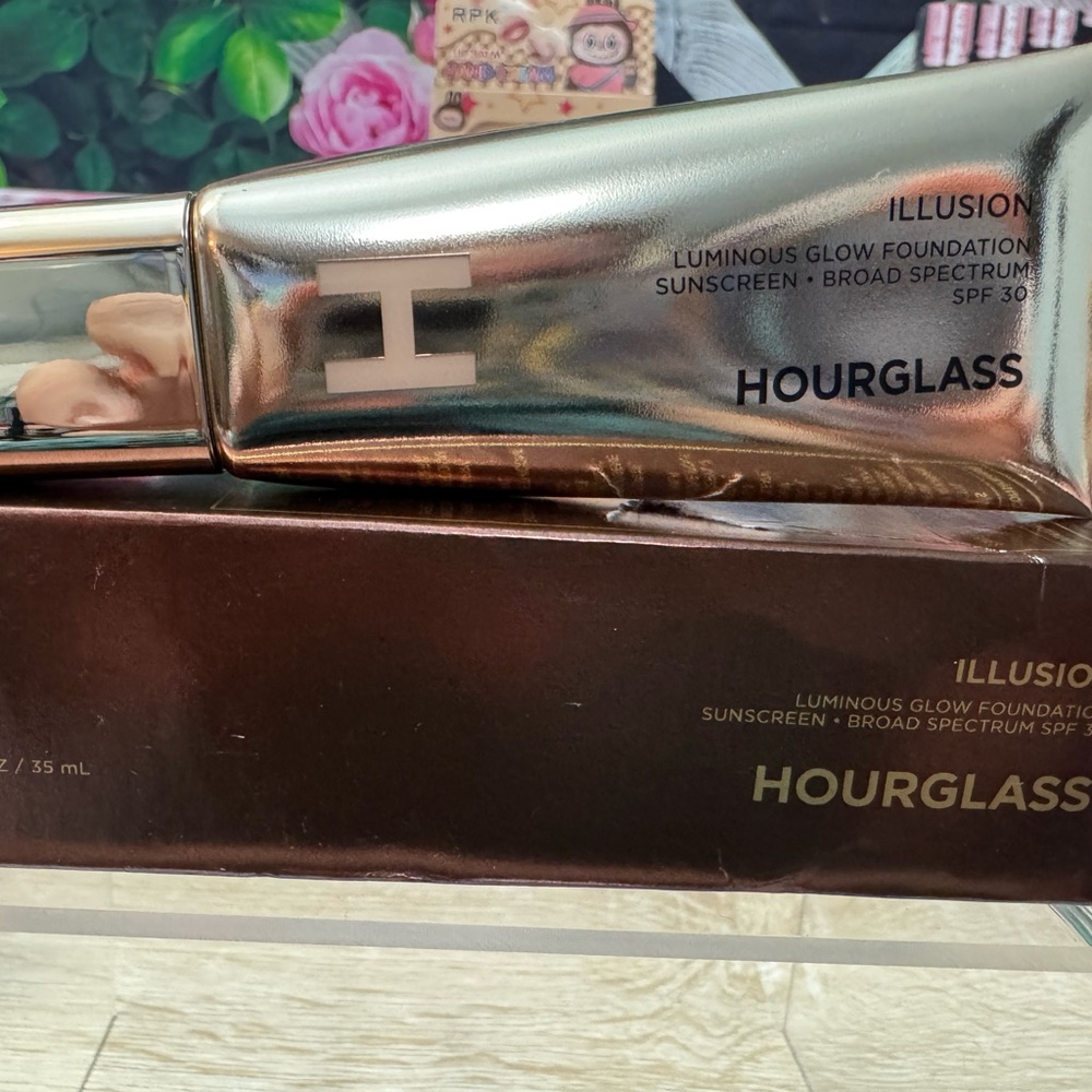 Hourglass Illusion Luminous Glow Foundation SPF 30 Shade 2